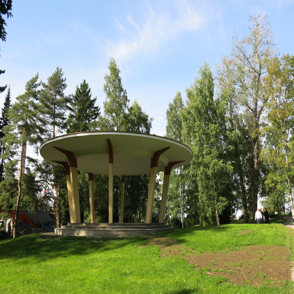 Näsinpuiston laululava vihreän puiston keskellä.