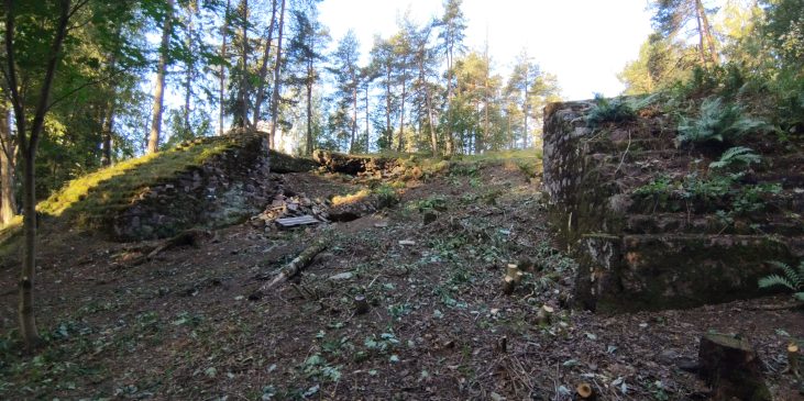 Pyramidiseinäinen suojahuoneen jäännös.